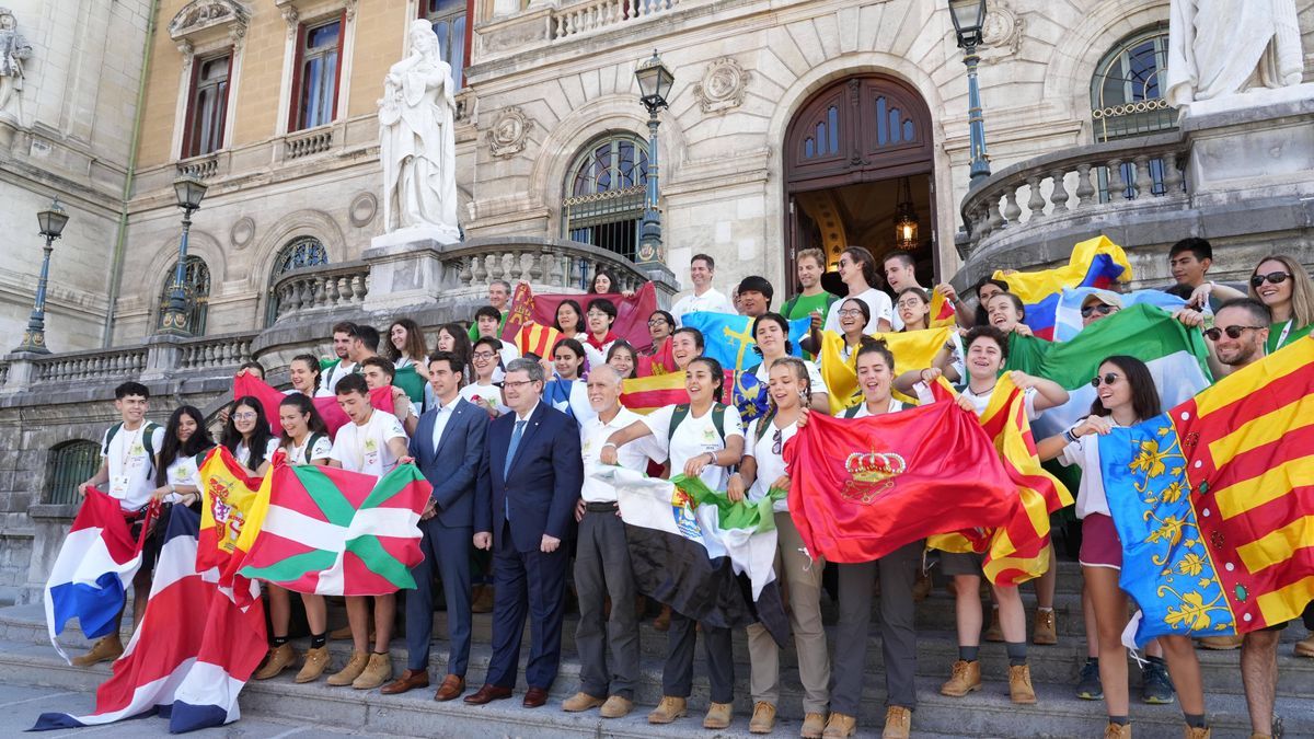 Los jóvenes universitarios que están dando la vuelta al mundo visitan Bilbao.