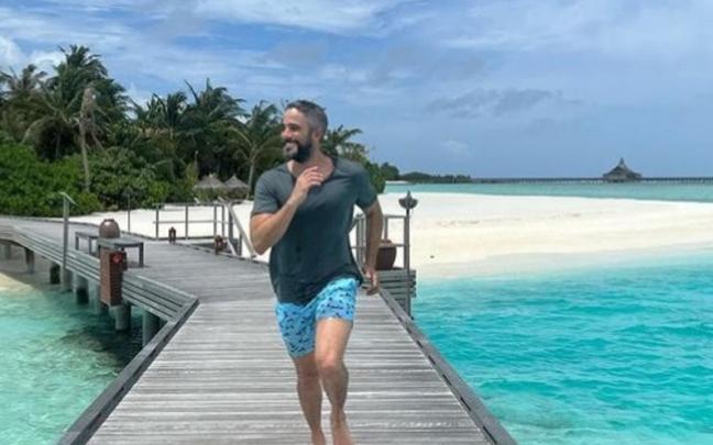 El sevillano Roberto Leal corre feliz por una de las pasarelas por encima del agua del Anantara Dhigu Maldives Resort.