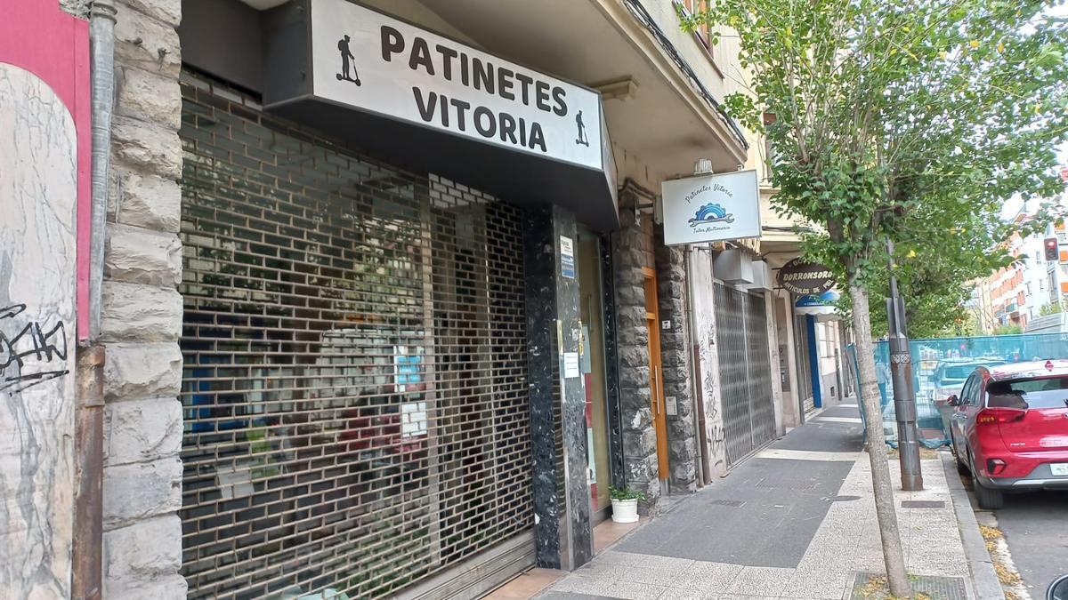 Tienda de patinetes eléctricos en la calle Domingo Beltrán de Vitoria.