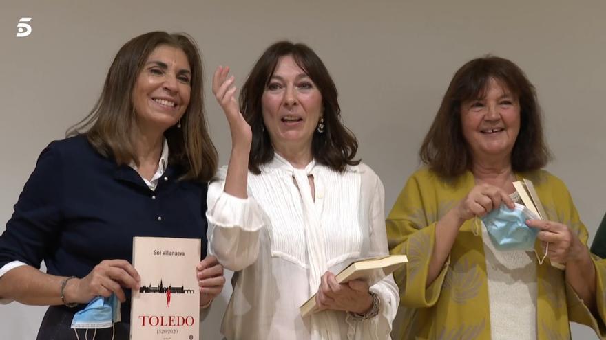 La periodista (en el centro), hace unos días en la presentación de su libro.