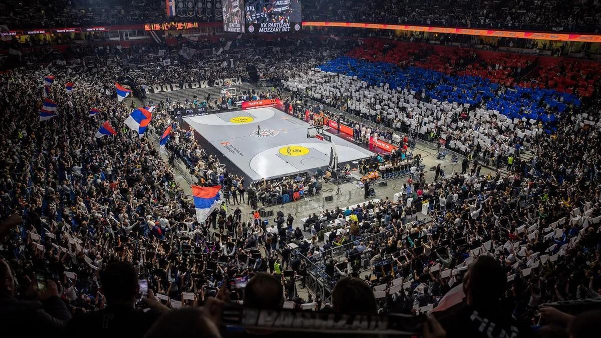 Imagen del Stark Arena de Belgrado a rebosar, durante el duelo entre el Partizan y el Baskonia