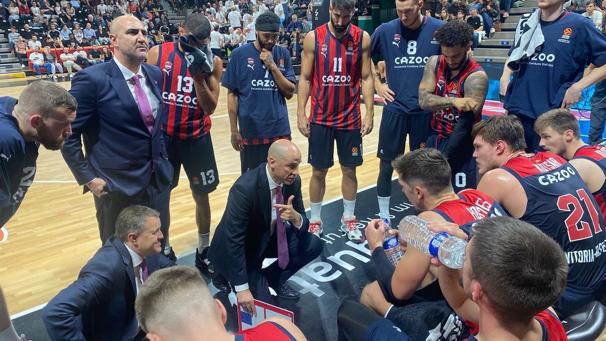 Pa&ntilde;arroya da instrucciones a sus jugadores durante un tiempo muerto en el partido ante el Asvel