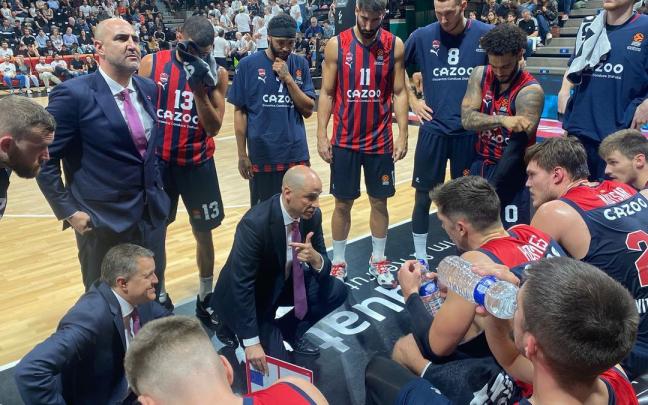 Pa&ntilde;arroya da instrucciones a sus jugadores durante un tiempo muerto en el partido ante el Asvel