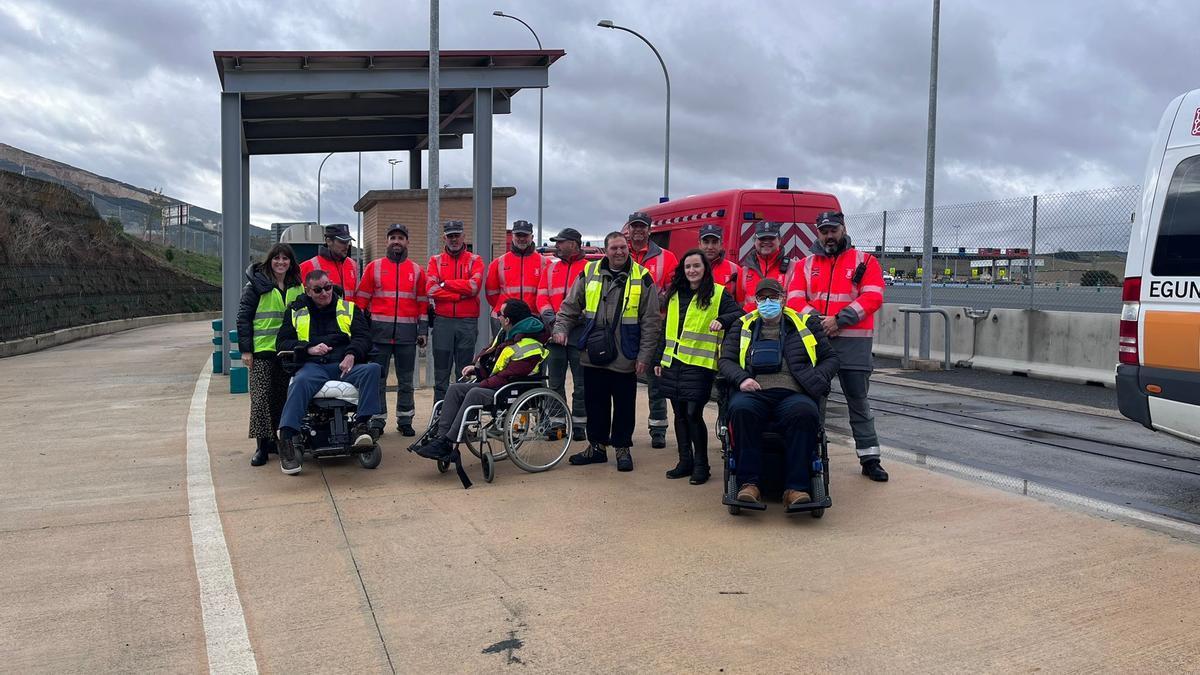 Agentes de Policía Foral y usuarios de Adacen, en Imárcoain.