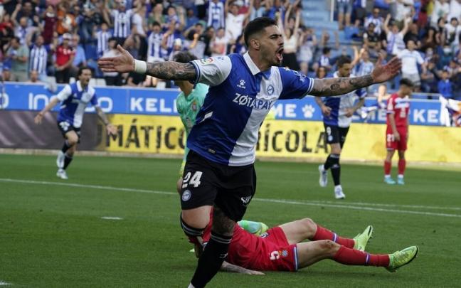 Miguel De la Fuente celebra su &uacute;nico gol con el Alav&eacute;s en Primera Divisi&oacute;n.