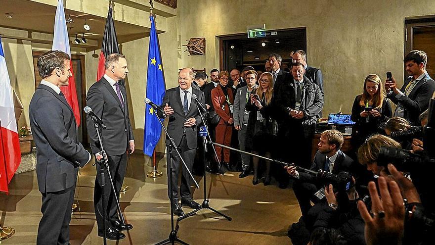 El presidente francés, Emmanuel Macron (izq), el polaco, Andrzej Duda (centro), y el canciller alemán, Olaf Scholz (dcha) en Múnich.