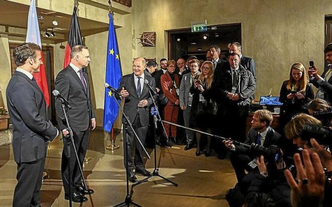 El presidente francés, Emmanuel Macron (izq), el polaco, Andrzej Duda (centro), y el canciller alemán, Olaf Scholz (dcha) en Múnich.