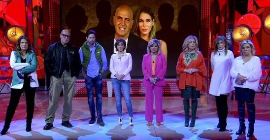 Presentadoras y colaboradores, al comienzo del programa de este lunes.