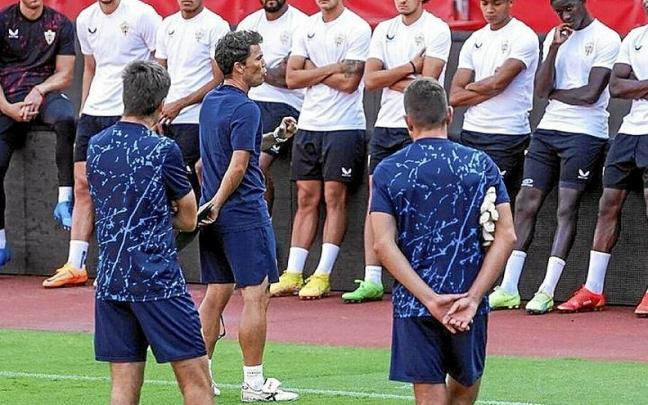Rubi, en el centro, dirigi&eacute;ndose a sus jugadores. | FOTO: UD ALMER&Iacute;A