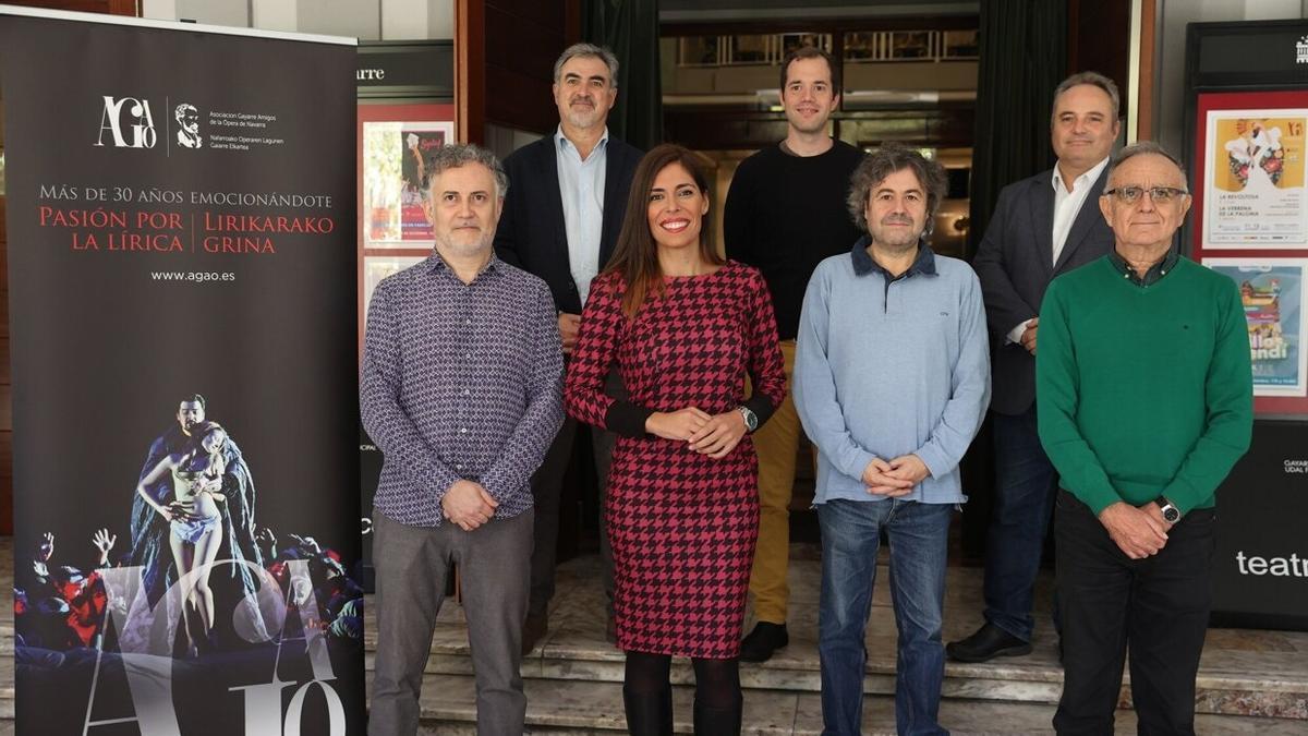 Participantes en la presentación de las funciones de AGAO, retratados este jueves en el Teatro Gayarre.