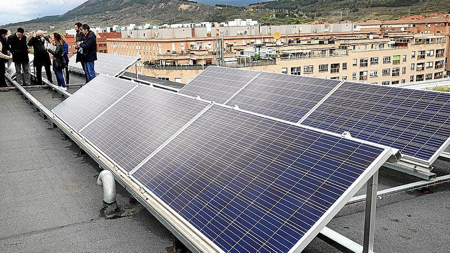 Placas solares para autoconsumo instaladas en la azotea de una vivienda rehabilitada por Nasuvinsa.