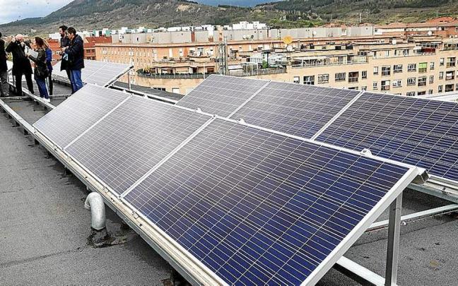 Placas solares para autoconsumo instaladas en la azotea de una vivienda rehabilitada por Nasuvinsa.