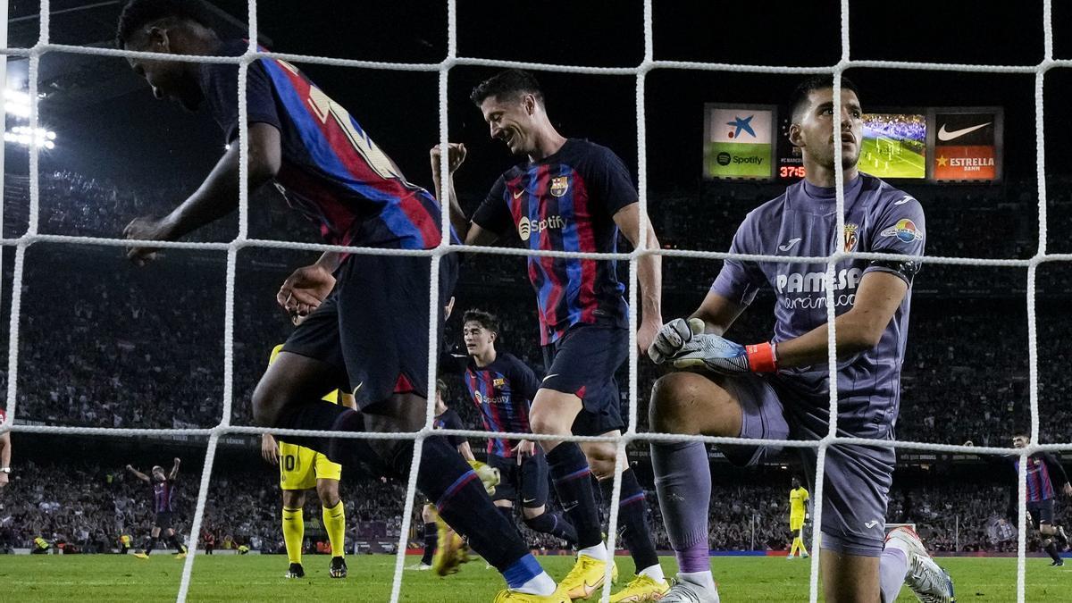 Ansu Fati (i) celebra tras marcar el 3-0 ante el Villarreal