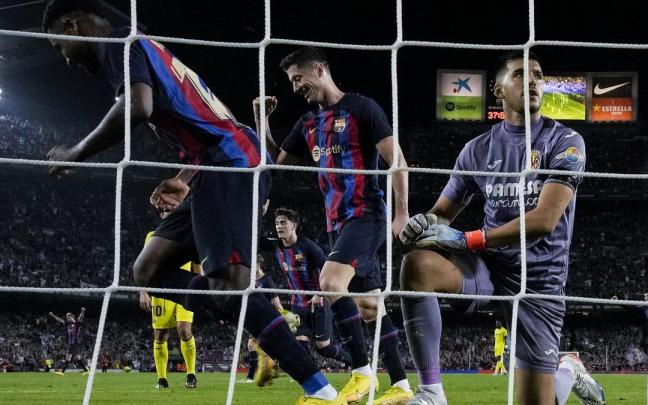 Ansu Fati (i) celebra tras marcar el 3-0 ante el Villarreal