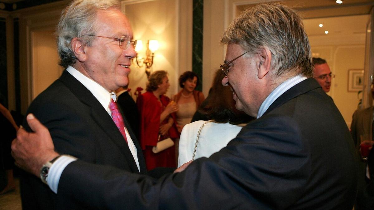 José Barrionuevo y Felipe González se saludan en un acto de 2006.