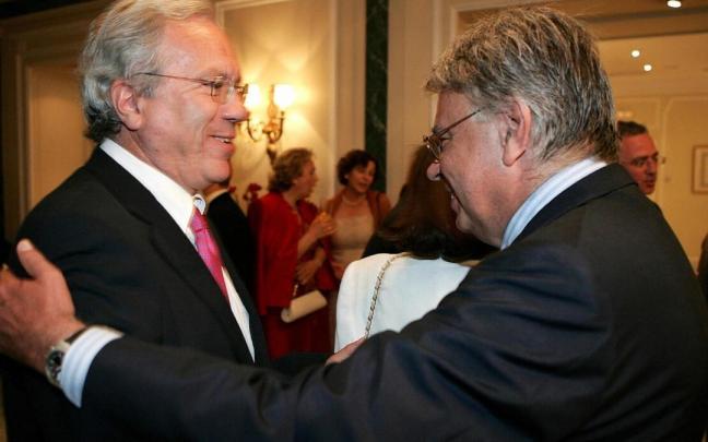 José Barrionuevo y Felipe González se saludan en un acto de 2006. José Barrionuevo y Felipe González se saludan en un acto de 2006.