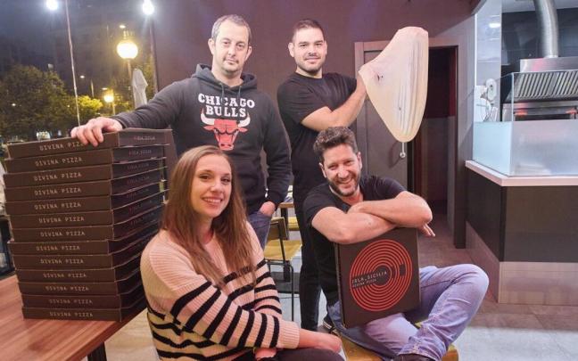 Sentados delante, Dali Neri y Miguel Pueyo, socios de Isla Sicilia. Detrás, Fermín Zabalza, director de operaciones, y Nico Verag, ‘pizzaiolo’. Sentados delante, Dali Neri y Miguel Pueyo, socios de Isla Sicilia. Detrás, Fermín Zabalza, director de operaciones, y Nico Verag, ‘pizzaiolo’.