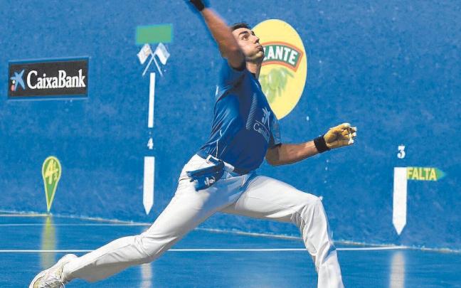Peio Etxeberria logró la victoria en el primer duelo de la liguilla de cuartos. | FOTO: JOSÉ MARI MARTÍNEZ