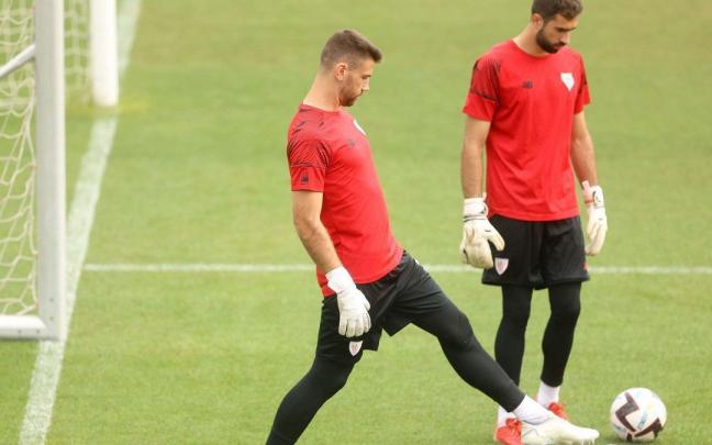 Unai Simón, junto a Ander Iru durante un entrenamiento en Lezama. Unai Simón, junto a Ander Iru durante un entrenamiento en Lezama.