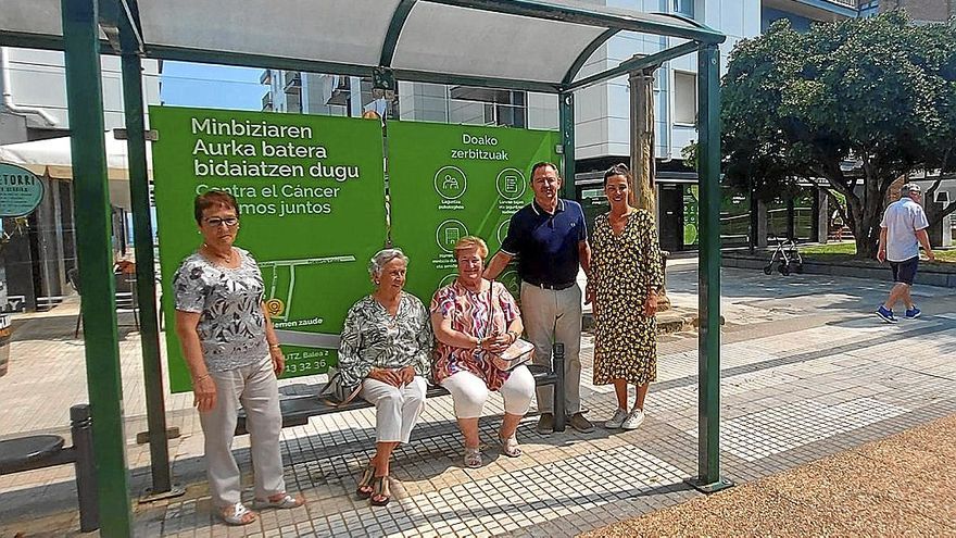 Una de las marquesinas viniladas para la campaña ‘La Parada Contra el Cáncer’ en Zarautz. | FOTO: N.G.