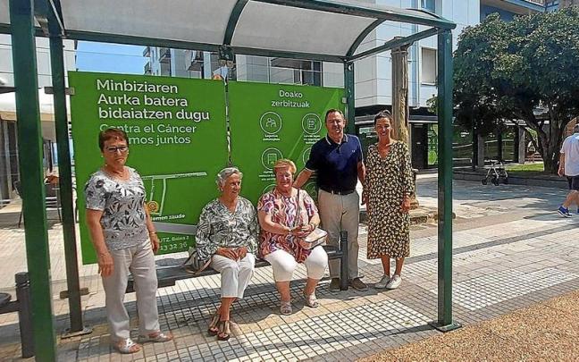 Una de las marquesinas viniladas para la campa&ntilde;a &lsquo;La Parada Contra el C&aacute;ncer&rsquo; en Zarautz. | FOTO: N.G.