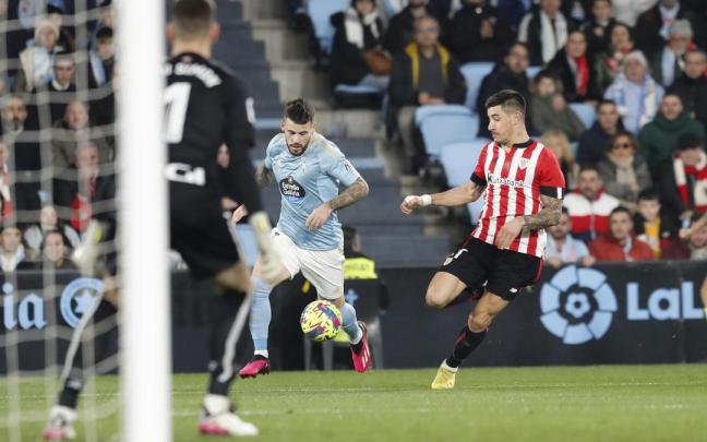 Yuri Berchiche trata de quitarle el balón a Carles Pérez. Yuri Berchiche trata de quitarle el balón a Carles Pérez.