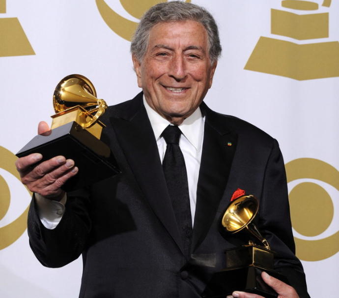 Tony Bennett recogiendo dos premios Grammy.