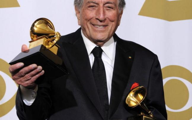 Tony Bennett recogiendo dos premios Grammy. Tony Bennett recogiendo dos premios Grammy.