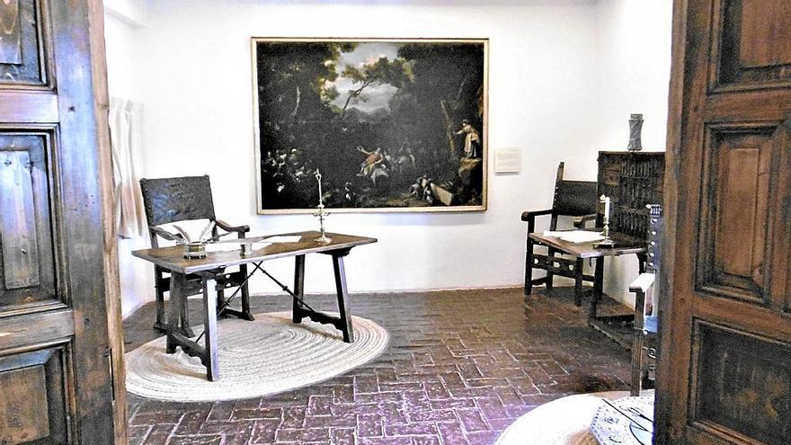 Sala y mesa donde trabajaba el escritor.