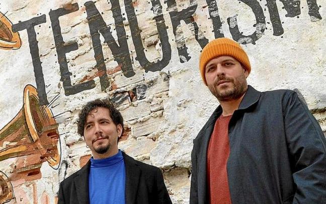 Los dos saxofonistas en una imagen promocional.