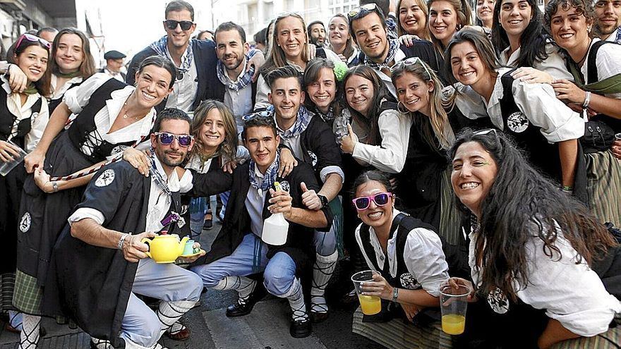 Las cuadrillasde neskas y blusas, grandes protagonistas de La Blanca, protagonizaron los últimos paseíllos de las fiestas antes de que Celedón volviera a la torre de San Miguel a las 1.00 horas. Dos kalejiras donde la denuncia a las a