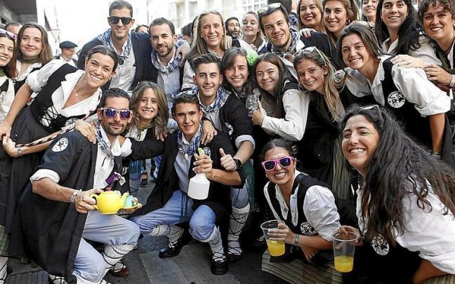 Las cuadrillasde neskas y blusas, grandes protagonistas de La Blanca, protagonizaron los últimos paseíllos de las fiestas antes de que Celedón volviera a la torre de San Miguel a las 1.00 horas. Dos kalejiras donde la denuncia a las a