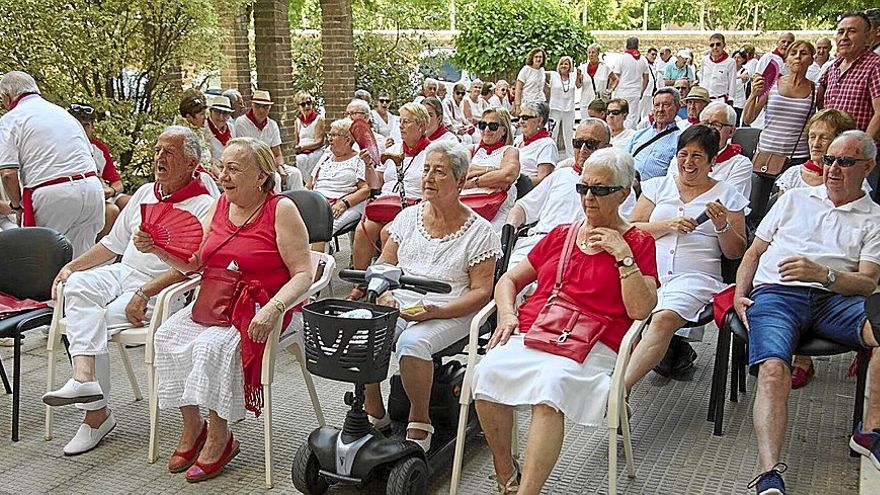 Parte del público de la asociación de jubilados Ega de Estella-Lizarra, ayer en la calle Arieta en el concierto de Txutxin Ibáñez. | FOTO: IÑAKI PORTO