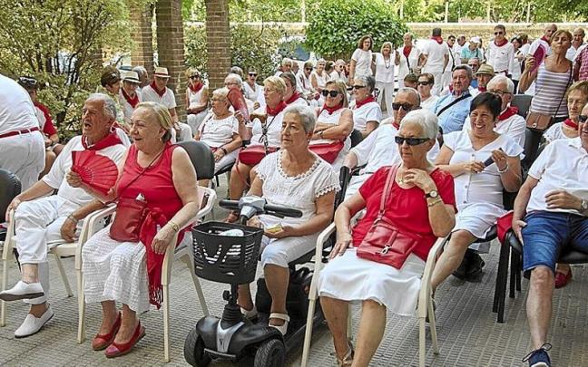 Parte del público de la asociación de jubilados Ega de Estella-Lizarra, ayer en la calle Arieta en el concierto de Txutxin Ibáñez. | FOTO: IÑAKI PORTO Parte del público de la asociación de jubilados Ega de Estella-Lizarra, ayer en la calle Arieta en el concierto de Txutxin Ibáñez. | FOTO: IÑAKI PORTO