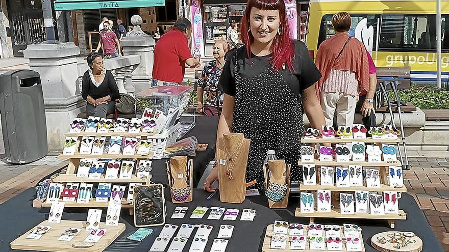 Yaiza Castillero, además de exponer sus trabajos, se encargó de la organización del evento. | FOTO: M. A. PARDO