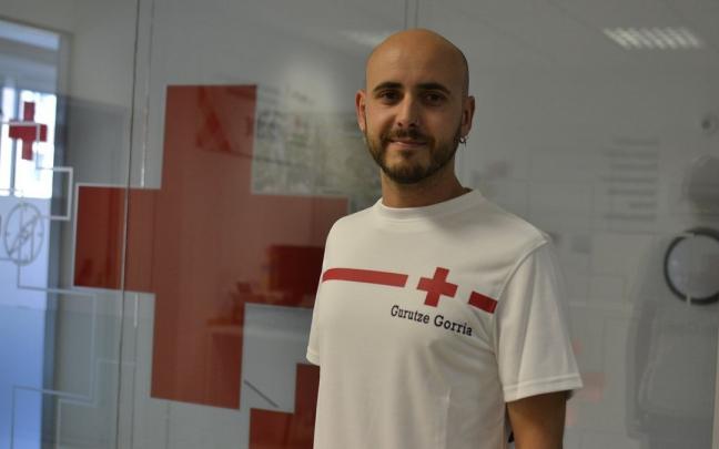 Guillermo V&aacute;zquez, coordinador de Cruz Roja en Bizkaia, en las oficinas de Bilbao.