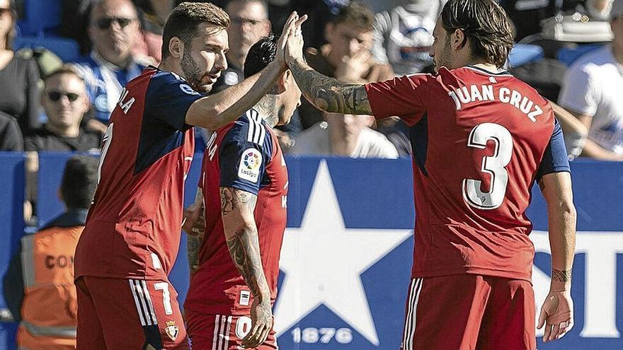 Saludo entre Jon Moncayola y Juan Cruz tras el gol de Osasuna. | FOTO: AGENCIA LOF