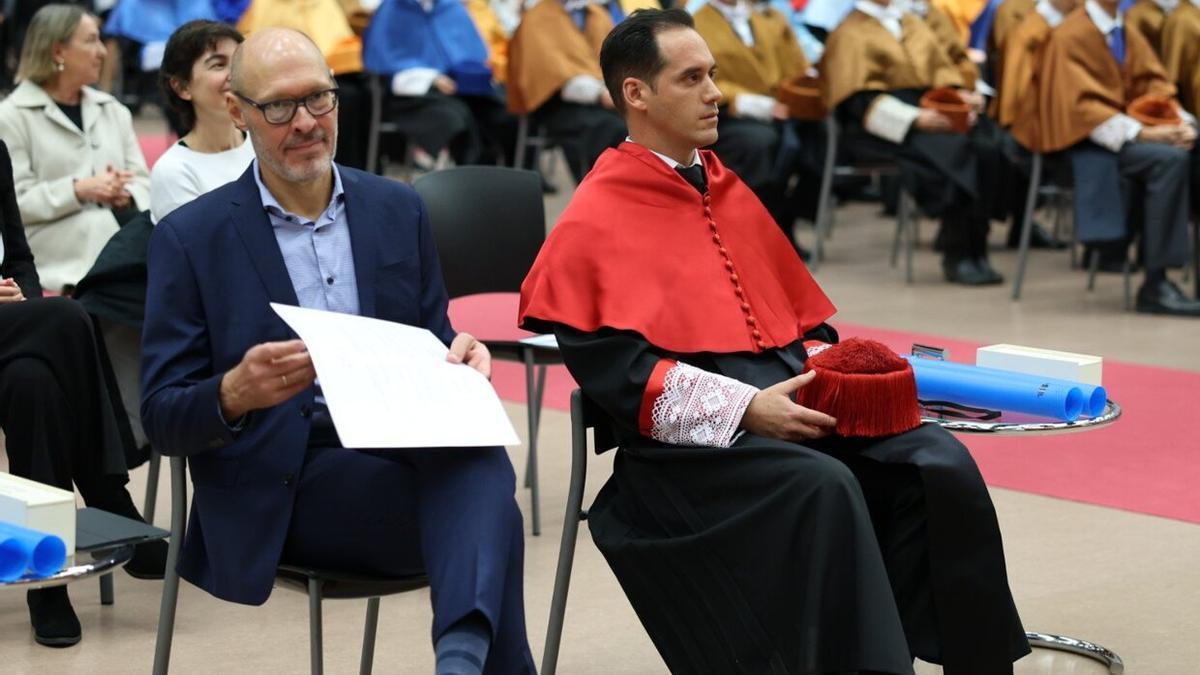 De izquierda a derecha, los premiados Michael Hoegedal (representante de Siemens Gamesa) y Francisco Javier Vázquez en el acto institucional.