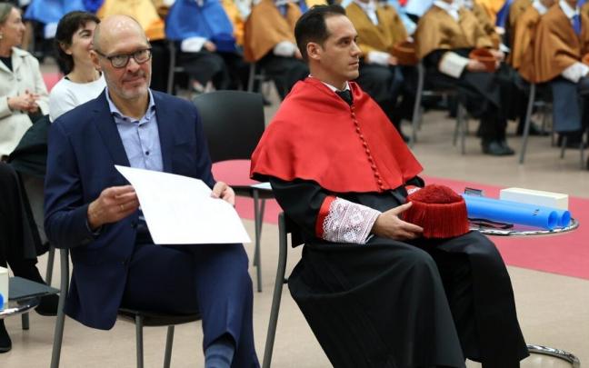 De izquierda a derecha, los premiados Michael Hoegedal (representante de Siemens Gamesa) y Francisco Javier Vázquez en el acto institucional.