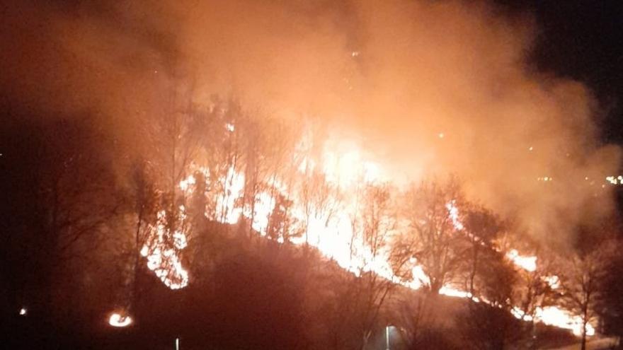 Las llamas del incendio declarado esta pasado madrugada en Etxebarri.
