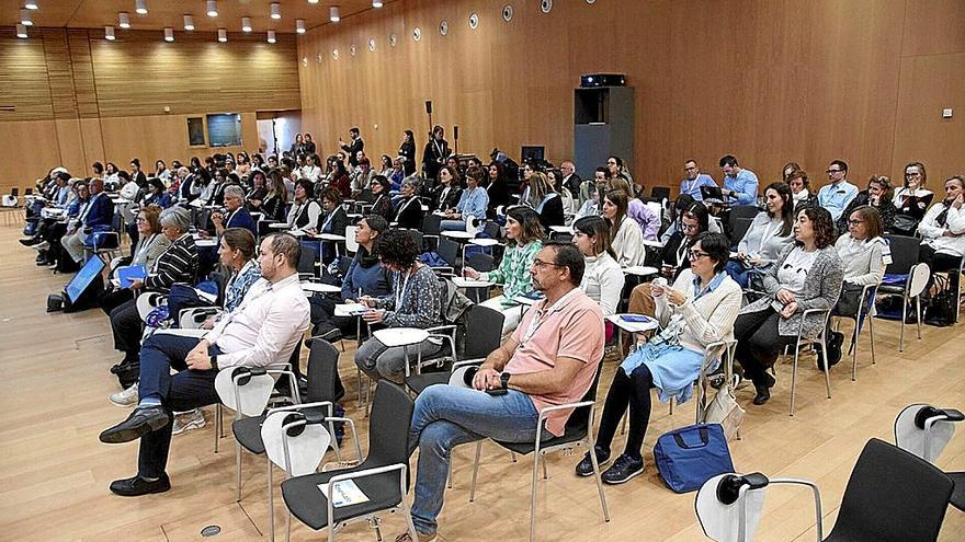 Público asistente a la jornada inaugural del Congreso, ayer en Baluarte. | FOTO: IÑAKI PORTO