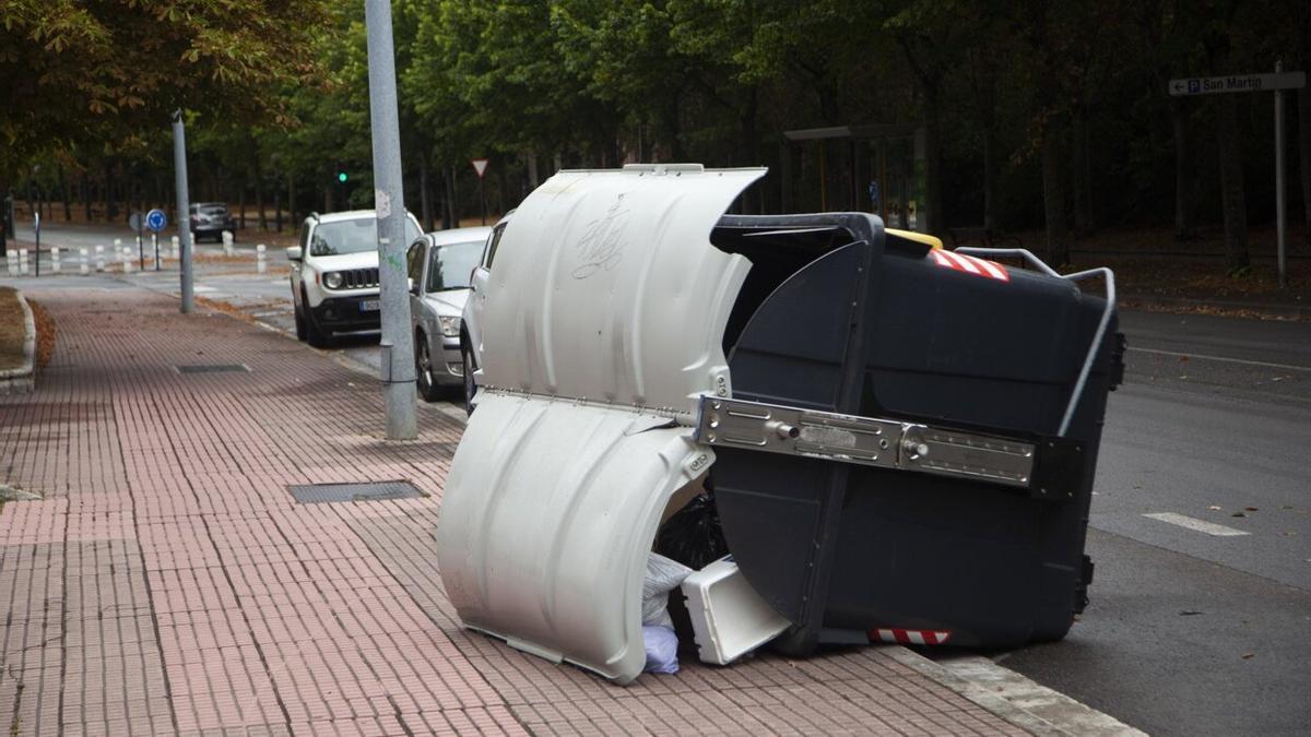 Un contenedor caído por el viento en Vitoria