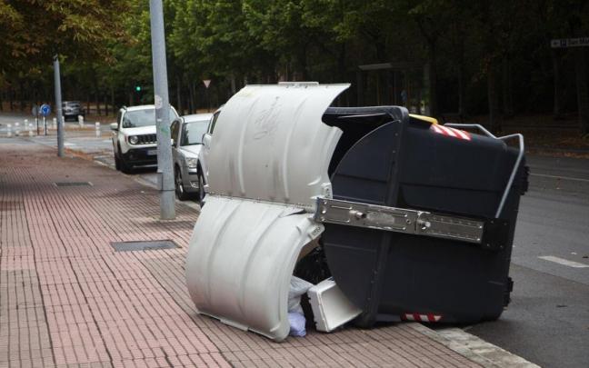 Un contenedor caído por el viento en Vitoria Un contenedor caído por el viento en Vitoria