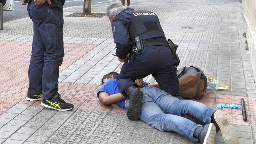 La proliferación de armas blancas en las calles de Bilbao preocupa a las autoridades. En la imagen dos agentes detienen a un joven sospechoso.