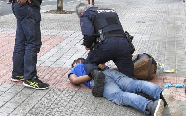 La proliferación de armas blancas en las calles de Bilbao preocupa a las autoridades. En la imagen dos agentes detienen a un joven sospechoso. La proliferación de armas blancas en las calles de Bilbao preocupa a las autoridades. En la imagen dos agentes detienen a un joven sospechoso.