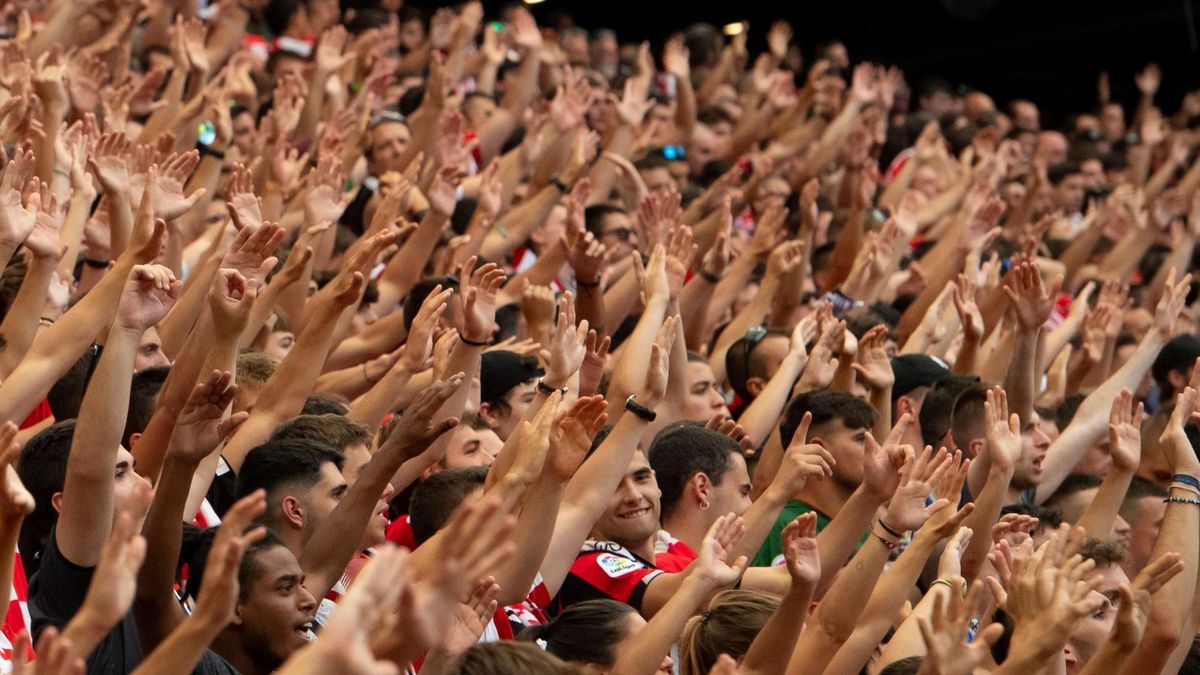 La nueva grada de animación del Athletic apoyando al equipo en su debut liguero