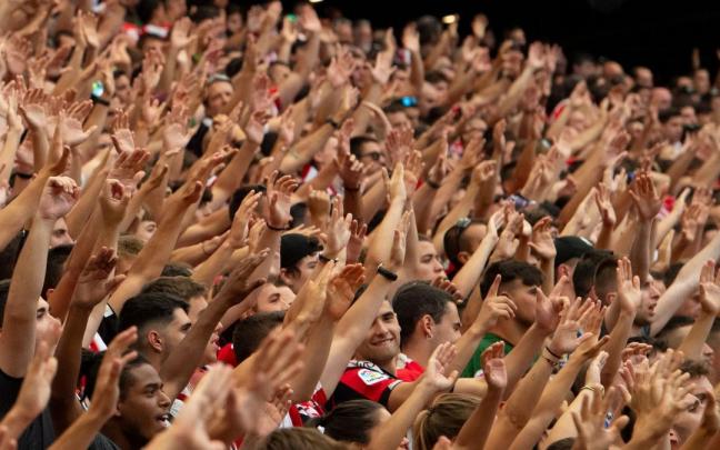La nueva grada de animaci&oacute;n del Athletic apoyando al equipo en su debut liguero