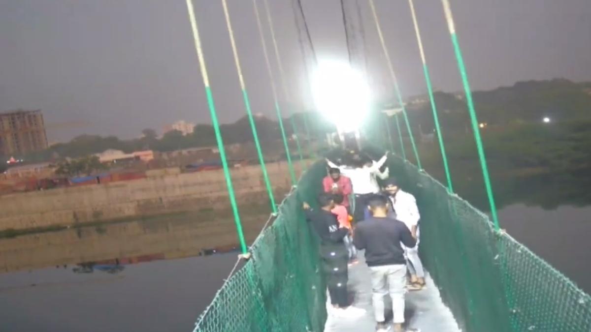 Los instantes anteriores al derrumbe del puente colgante en la India.