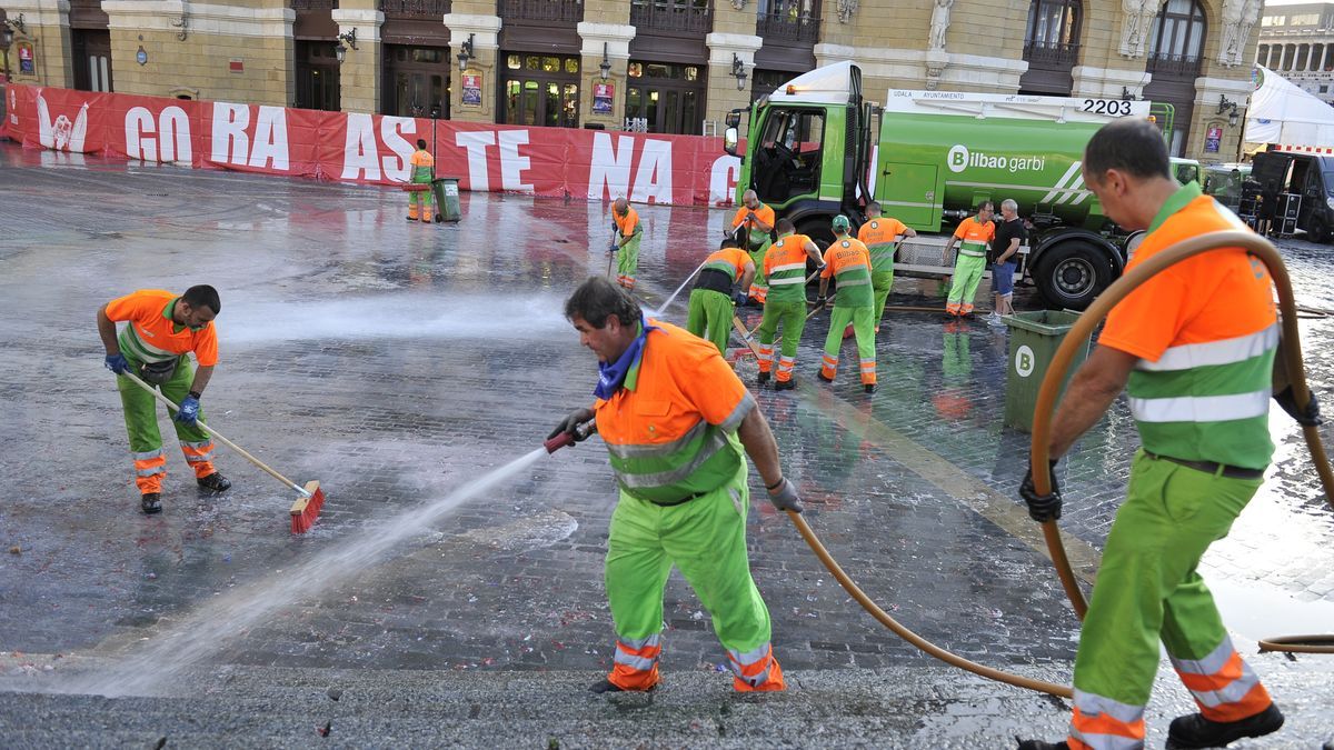 Operarios de limpieza trabajan en la plaza del Arriaga tras el txupin