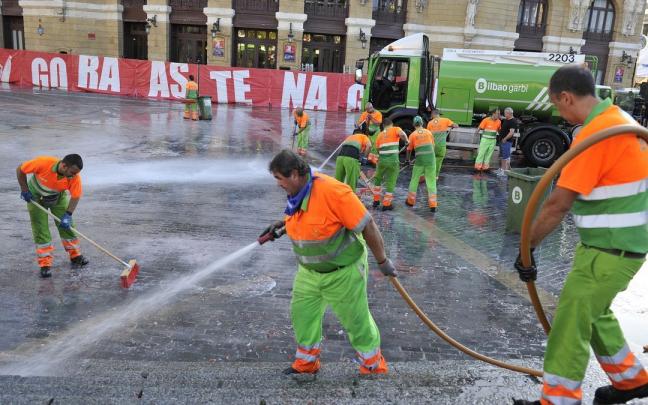 Operarios de limpieza trabajan en la plaza del Arriaga tras el txupin Operarios de limpieza trabajan en la plaza del Arriaga tras el txupin